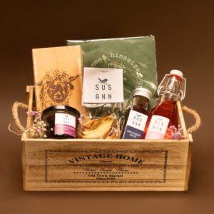 Geschenkset in Vintage-Holzkiste mit Gelee, Zwetschgenessig und Sirup
