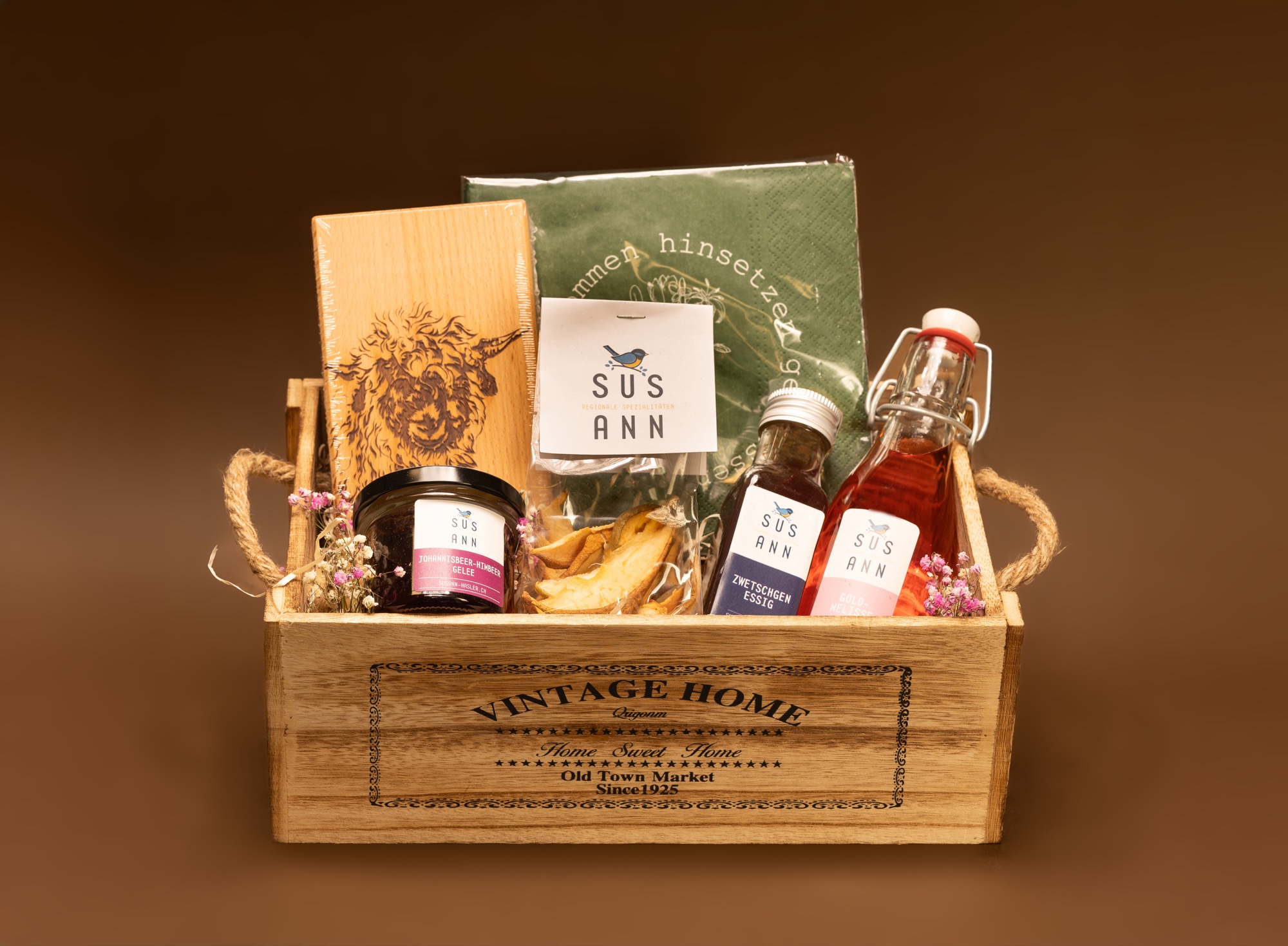 Geschenkset in Vintage-Holzkiste mit Gelee, Zwetschgenessig und Sirup